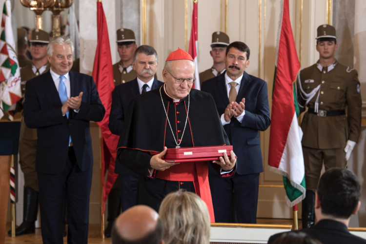 Augusztus 20. - Erdő Péter és Vásáry Tamás vehette át a Szent István Rend díjat