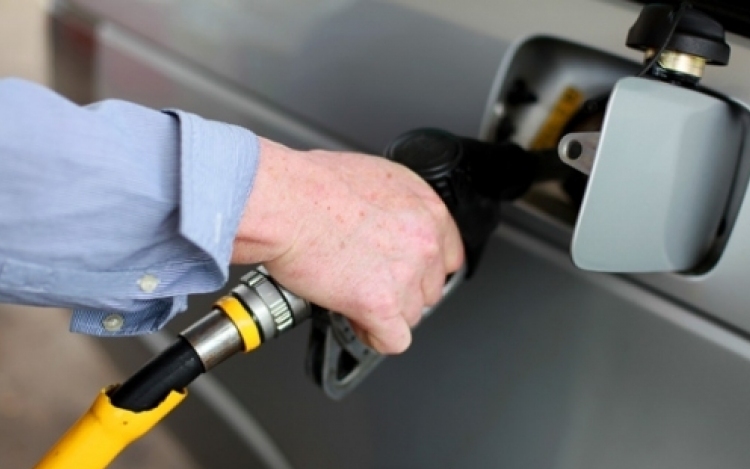 Most csökken az üzemanyagok ára