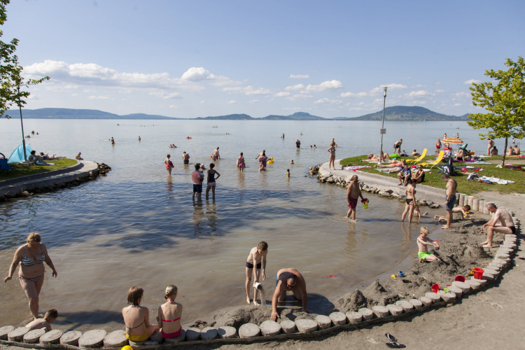Majdnem másfélmillió vendégéjszakát töltöttek a Balatonnál