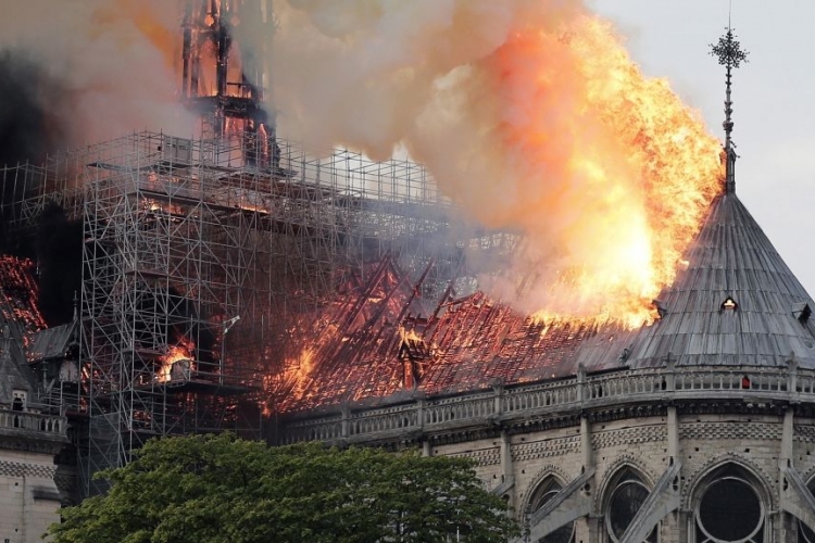 Notre-Dame - A leomlott huszártorony eredeti formában történő helyreállítását javasolja a főépítész
