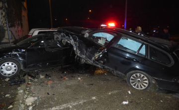 Tört-zúzott autójával egy ámokfutó Veszprémben