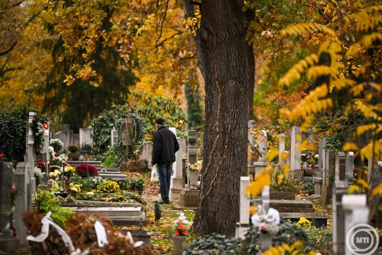 Halottak napja - Országszerte hosszabb ideig tartanak nyitva a temetők