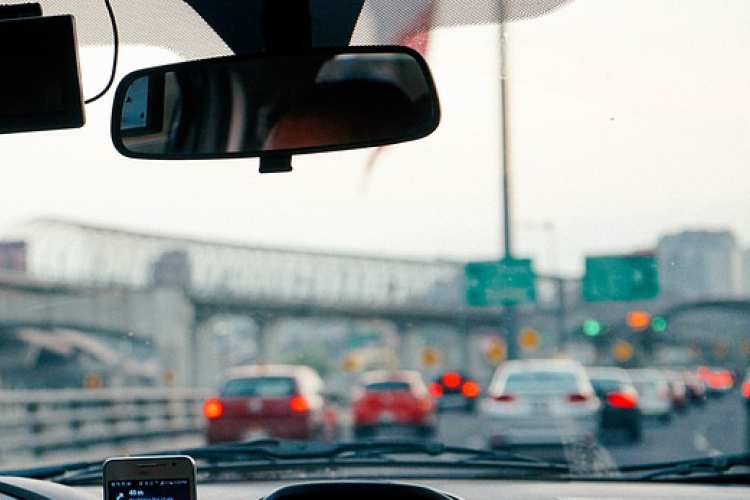 Többfelé lassú a haladás az utakon