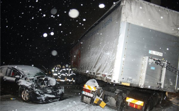 Kamion ütközött személyautókkal a 8-as főúton