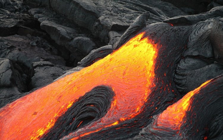 A vulkán lávakitörése egy turistahajóra zuhant Hawaii, sok a sérült