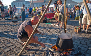 Tíz tonna hal és 1500 bogrács a hétvégén Baján