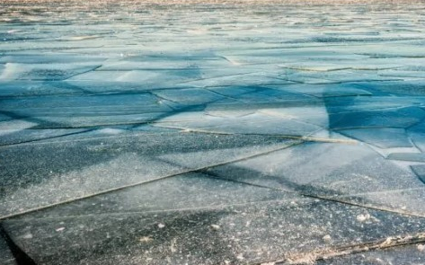 Életveszélyes a Balaton jegén tartózkodni