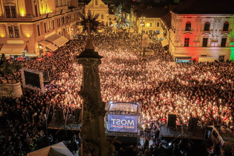 Óriási tömeg fogadta Magyar Péter Pécsett