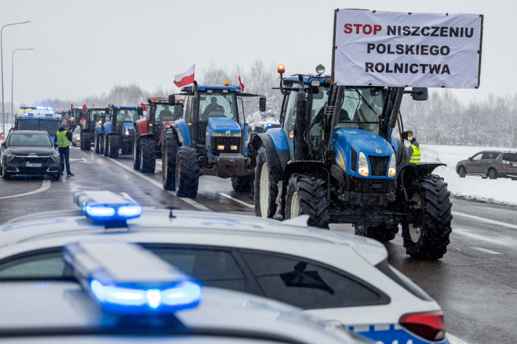 Tiltakozó lengyel gazdák eltorlaszolták az összes lengyel-ukrán határátkelőt