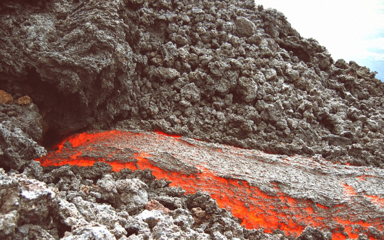 Már három hete nem csillapodik a vulkán La Palma szigetén