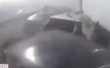 Egy román kamionos fedélzeti kamerája rögzítette a becsapódást az M1-esen
