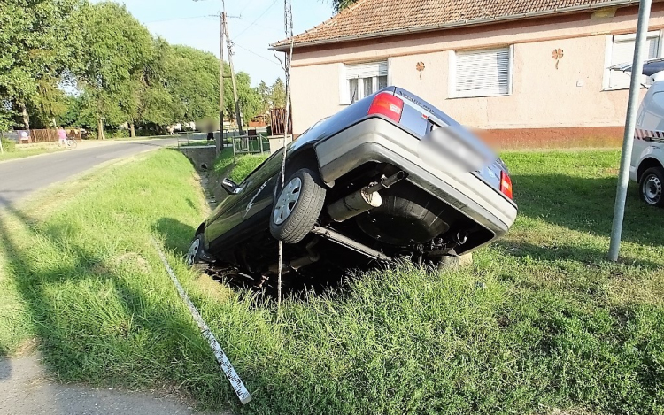 Kocsit lopott, de pár méter után árokba csapódott